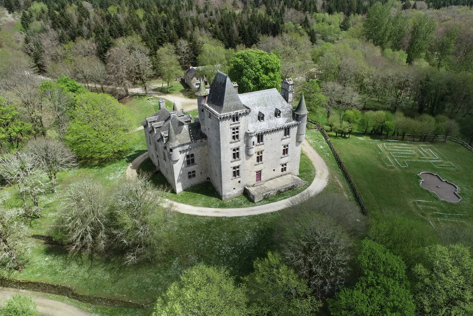 Photo aerienne par drone du chateau de Sedieres